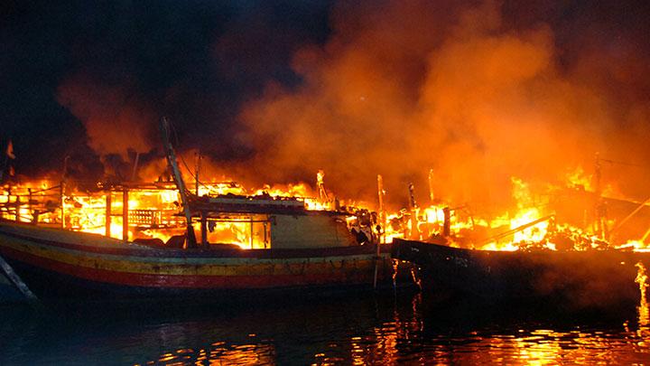 Ganjar Pranowo Calls for Management Evaluation after Fishing Vessels Caught Fire in Central Java