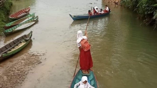 Siswa SD dan TK sekolah naik perahu lewati sungai setiap hari.