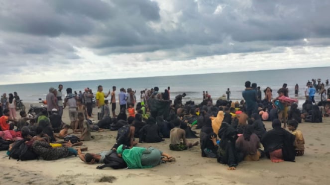 Sejumlah imigran Rohingya saat sempat mendarat di kawasan pantai Muara Tiga Kabupaten Aceh Utara sebelum kemudian didorong kembali ke laut, di Aceh Utara, Kamis, 16 November 2023
