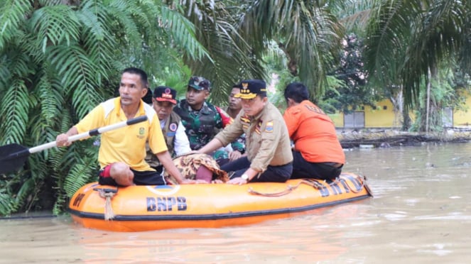 VIVA Militer: Letkol Inf Arief Widyanto bopong nenek terjebak banjir Tebo.